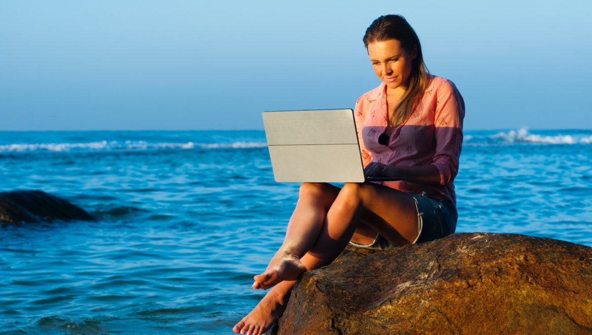 beach-lady-laptop-319917